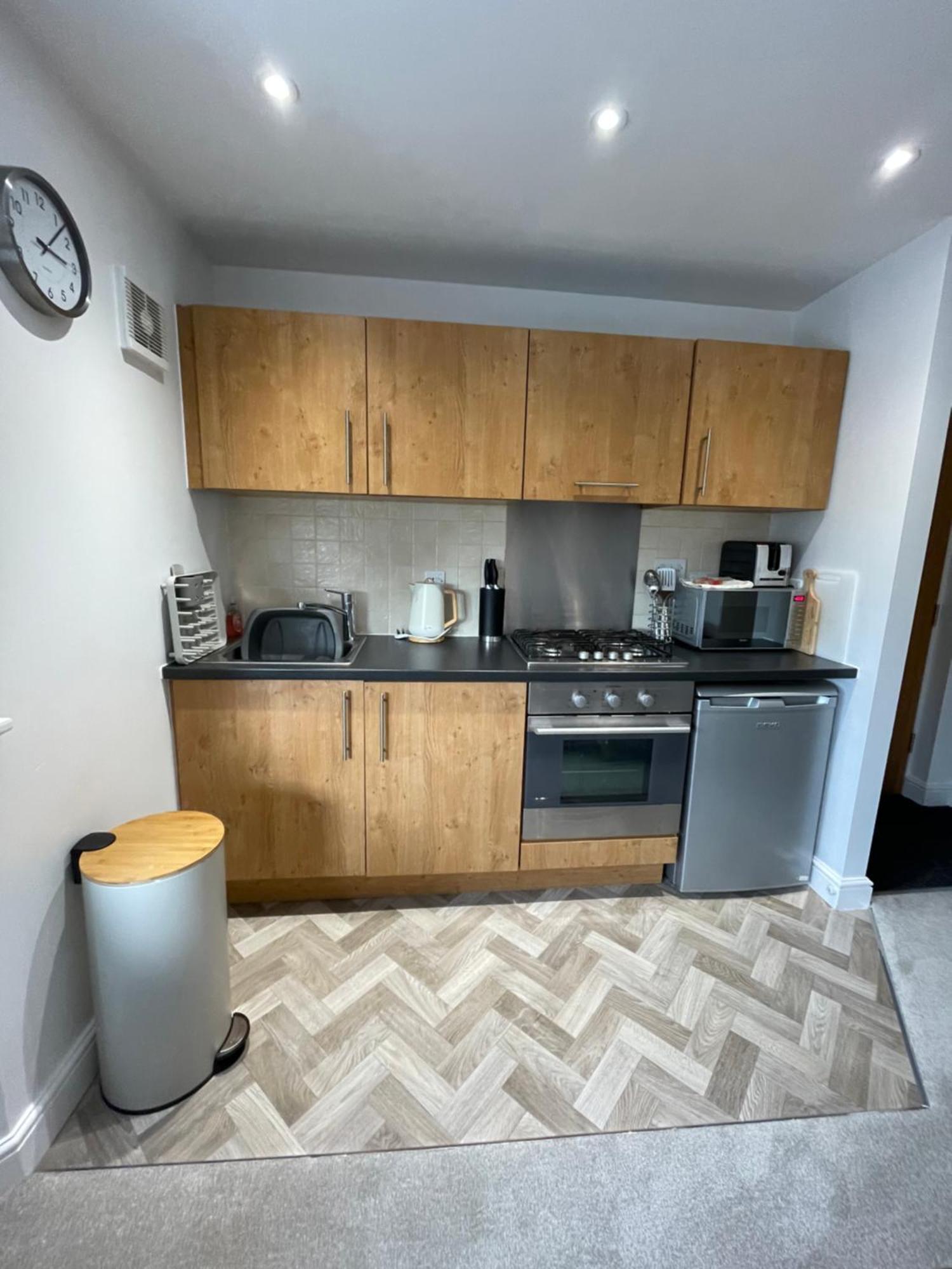 Compact Modern Apartment Single Person Or Couple Only Bangor Kültér fotó